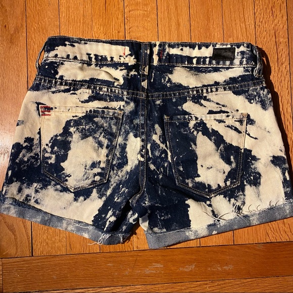 Woman’s BDG Boyfriend cutoffs size 0 bleached out - Picture 2 of 4